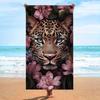 Leoparden-Gesicht Strandtuch, Blaue Augen Rosa Blumendesign Weiche Mikrofaser Schnelltrocknend Sandfrei Badetuch für Pool und Spa