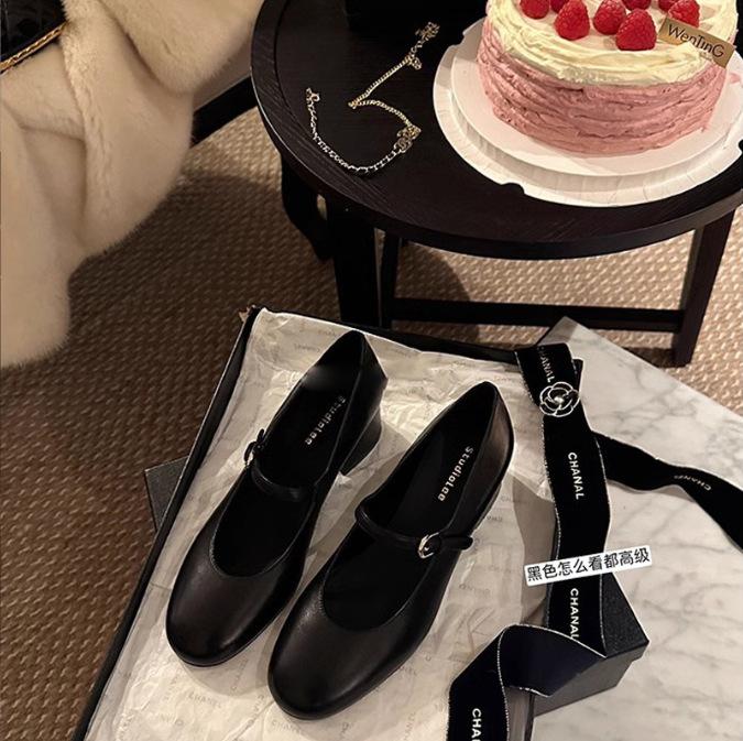 

Grape mother has the same style, temperament sister~ round head, shallow mouth, one word with commuting, thin thick heel, Mary Jane single shoes. 40