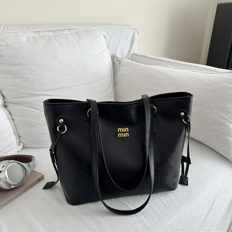 

Textured foreign style large-capacity bag women s 2025 autumn and winter new fashion shoulder bag niche commuter retro tote bag