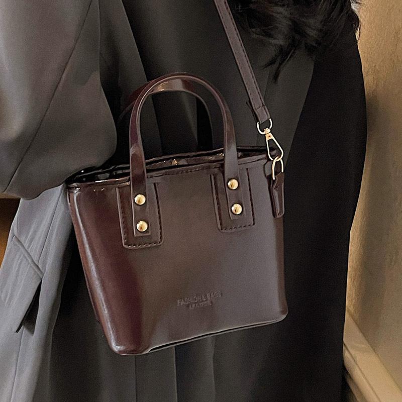 

Корейская версия модной простой сумки-ведра для ношения в руке женская 2025 новая корейская ins трендовая модная сумка-мессенджер на одно плечо темно-коричневого