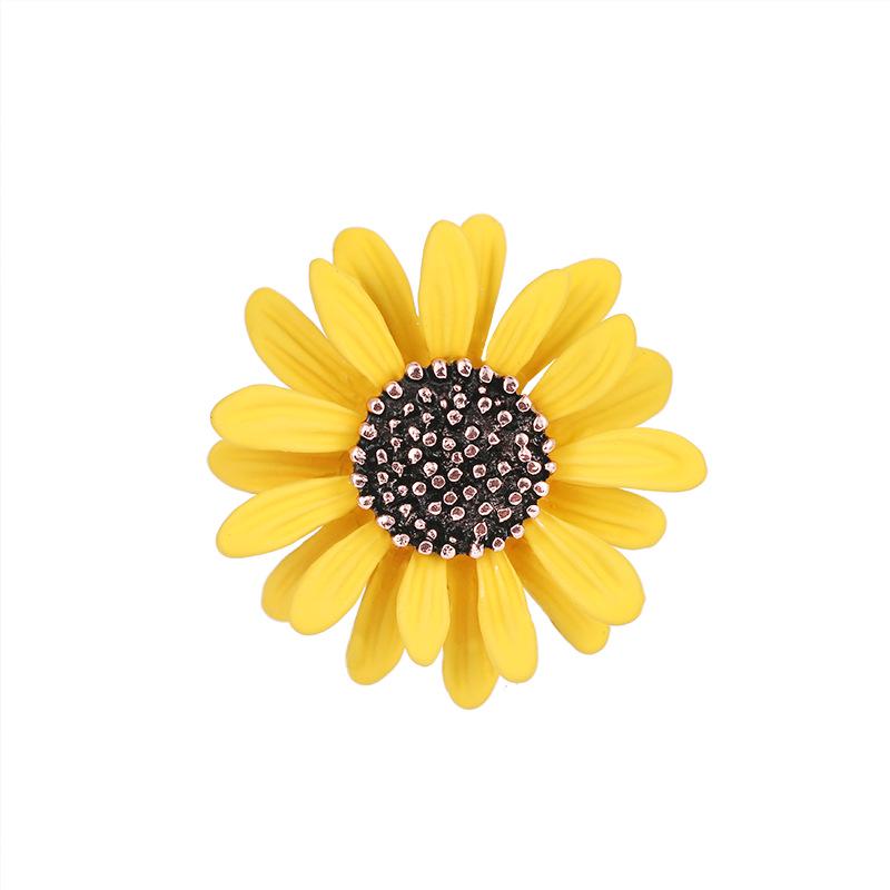 Daisy Brooch: Versatile Chrysanthemum Collar Pin for Suits & Cheongsams