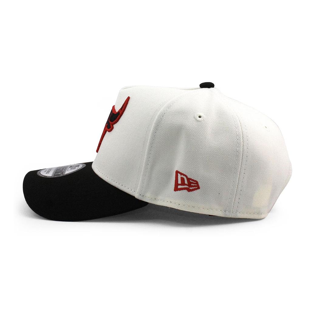 New Era 9FORTY Chicago Bulls NBA 6X Champions Grey Bottom Snapback Colored Side EU A-Frame Cap, Cream, Brim, Patch, 940AF, Exclusive, A-Frame [Used]