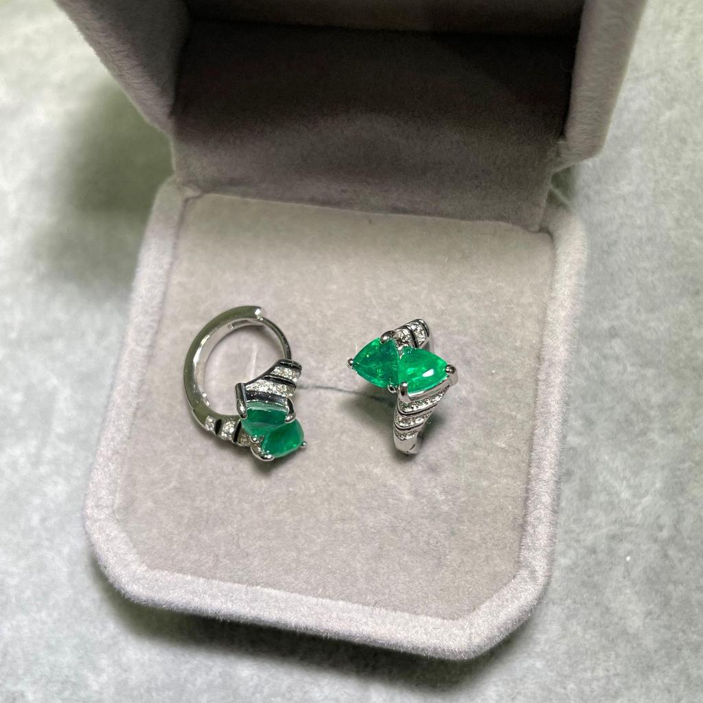 Luxurious Art Deco Women's Emerald Cotton Ring and Colombian Muzo Green Crackle Bracelet