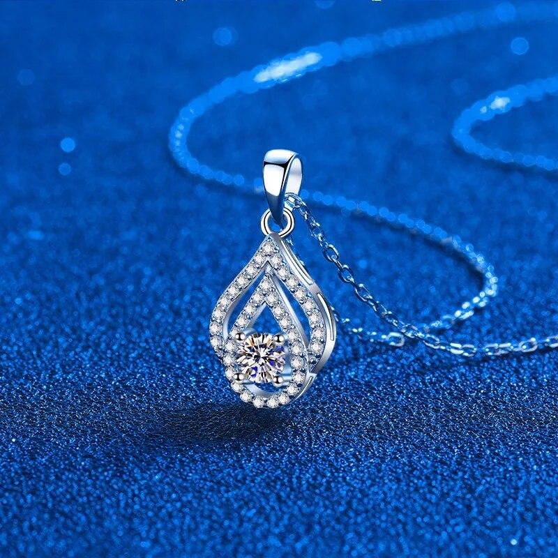 

Цвет D 4 мм 0,3 карата 100% настоящий муассанит ожерелье для женщин свадебный полый дизайн блестящая подвеска в форме капли воды S925 стерлинговое серебро Total 0.3ct