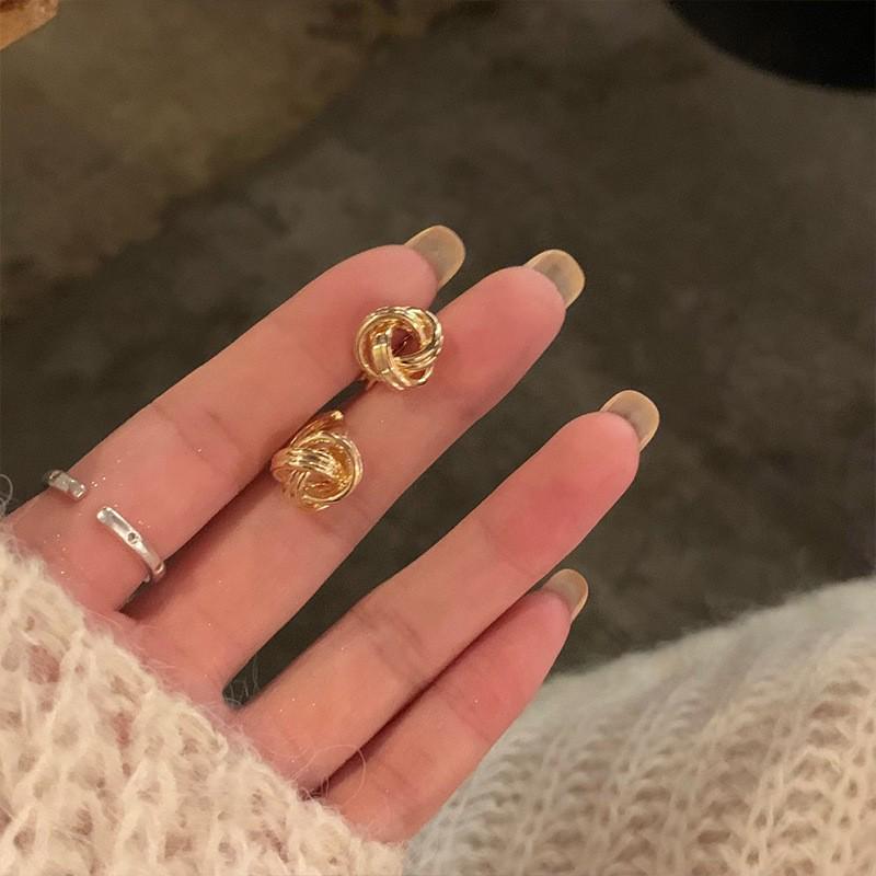 Silver Needle Irregular Stud Earrings: Retro European-American Style for Daily Versatile Wear with a High-End Luxurious Appeal.