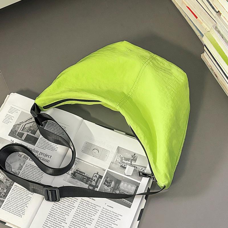 This Is A Simple and Sporty Large-capacity Casual Single-shoulder Bag for Both Men and Women