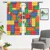 Bausteinspielzeug abstrakte Umrisse farbiger Kunststoffspielzeugstein geometrisches Druckmuster Vorhang Schlafzimmer Spielzimmer