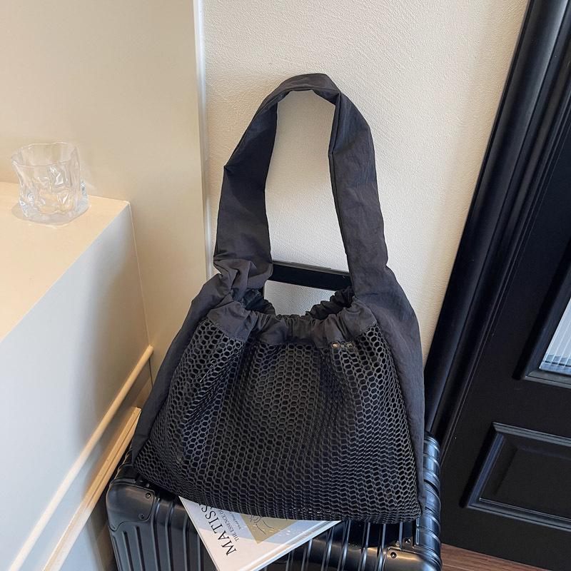 

Летняя новая нишевая дизайнерская мягкая полая сумка большой вместимости, сумка через плечо, сумка-тоут под мышкой чёрный