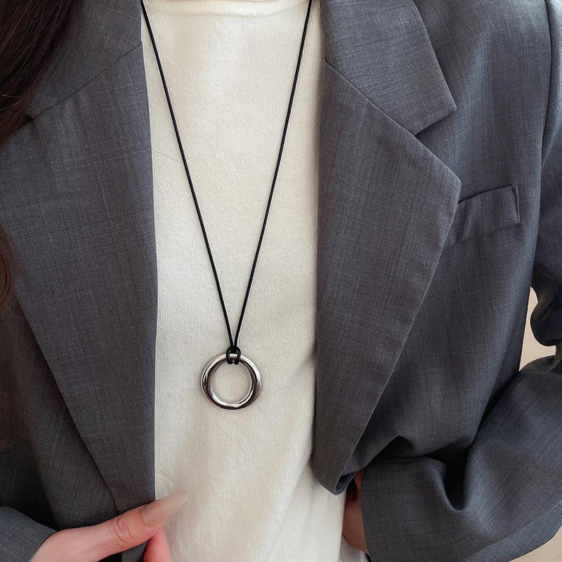 Collar con Colgante de Croissant Estilo Coreano - Cadena Larga Minimalista para Suéter para Mujer, Perfecto para Otoño/Invierno.