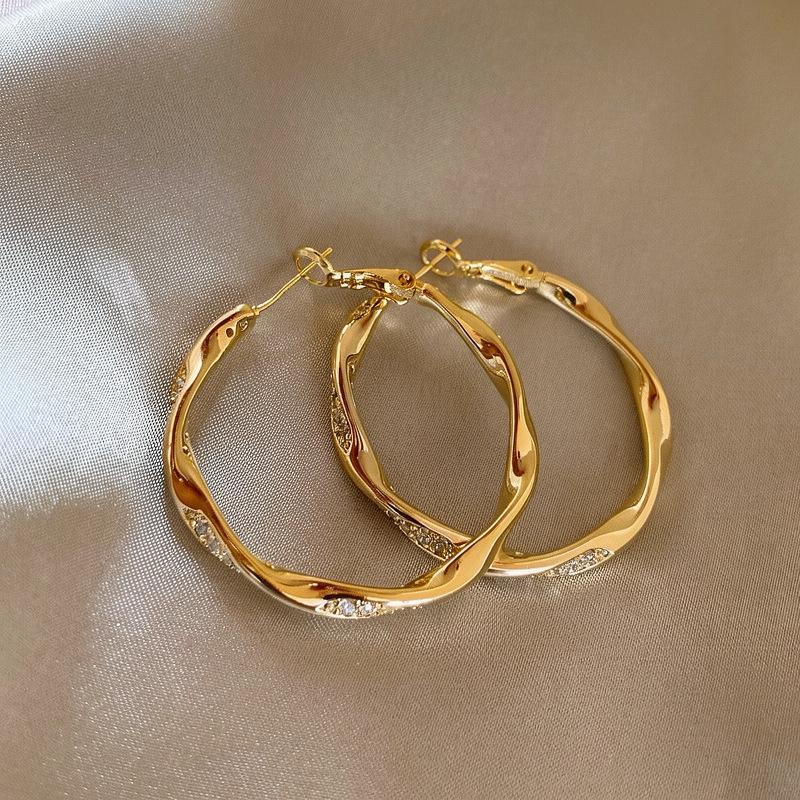 

Gold slightly inlaid corrugated circle earrings, women s high-end light luxury stud earrings, earrings for round faces, commuter ear jewelry