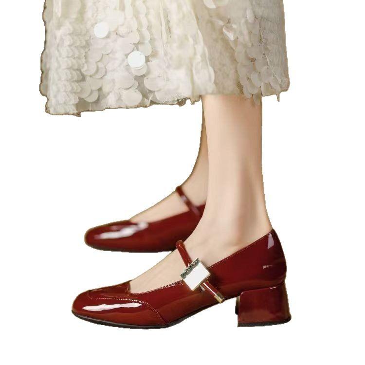 Retro Mary temperament vzácné boty červené světlo ústa kožené boty 2025 nové večerní francouzská móda čtvercová hlava jednoduché boty dámské boty