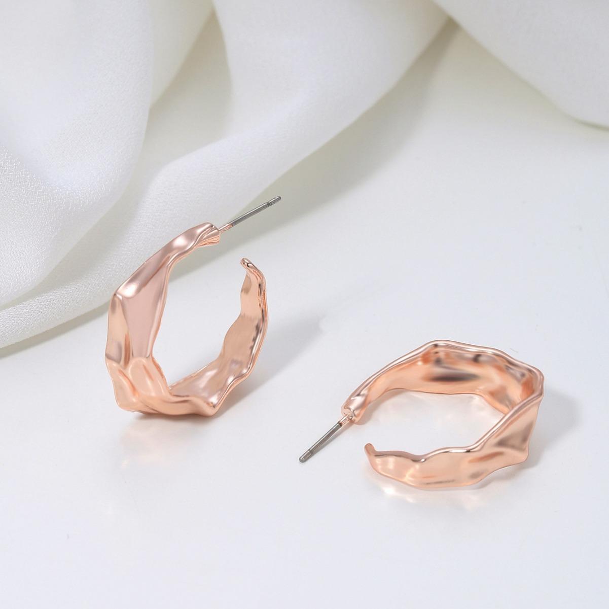

Korean version Korean personality irregular niche design earrings women s ins versatile light luxury stud earrings C-shaped earrings