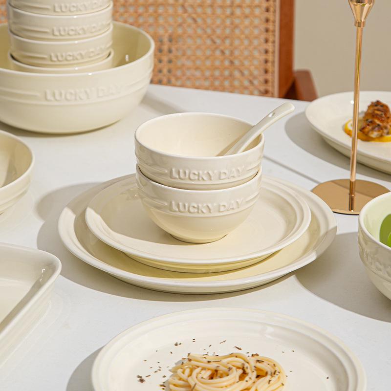 Cremefarbenes Keramikschüssel- & Geschirrset: Leichter Luxus Heim Ess-Set mit Schalen, Tellern, Essstäbchen - Perfekte Umzugsgeschenkbox