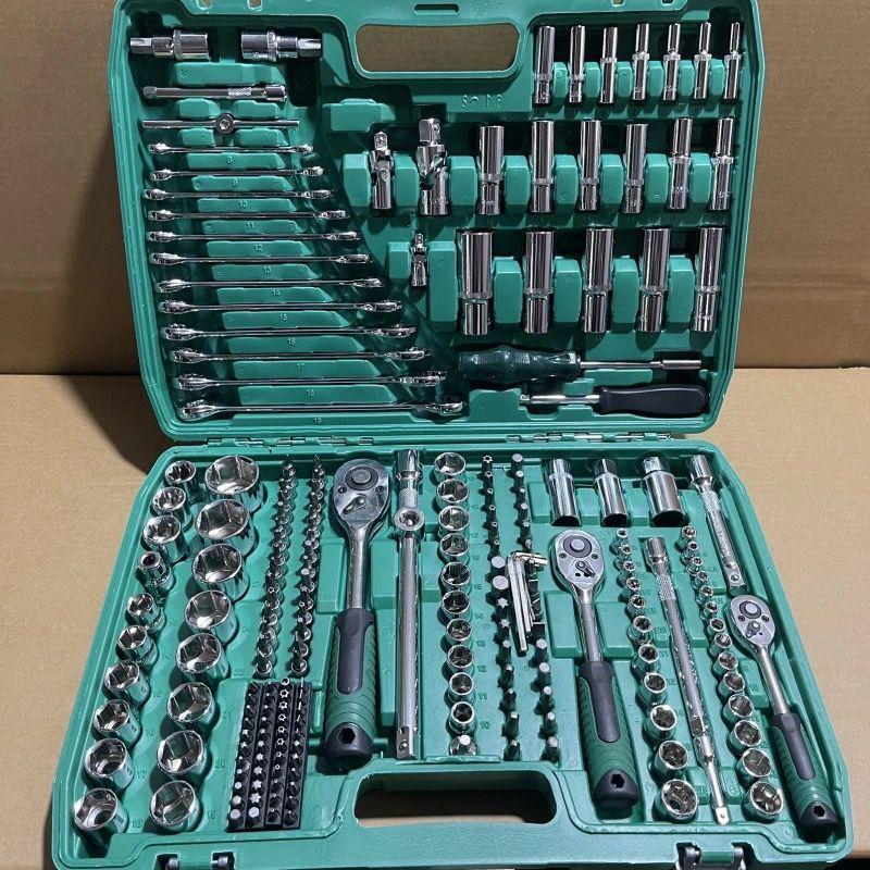 150-elementowy zestaw narzędzi nasadowych i kluczy do naprawy samochodu