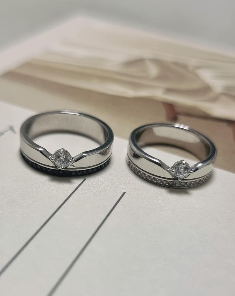 Pm 06:17 B&W Couple Rings