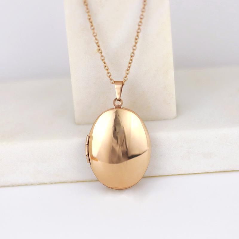 Retro Oval Clavicle Chain Locket Necklace with Engraved Pattern