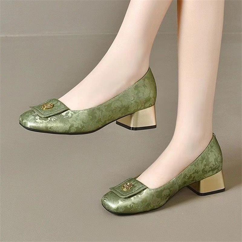 

Гуофэн новые китайские туфли на высоком каблуке для мамы женские 2025 лето новая печать с юбкой нескользящие квадратный носок толстый каблук одинарные туфли 40 зелёный