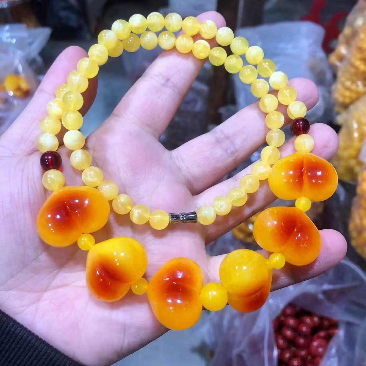 Подвеска-восковой кулон в форме персикового сердца на янтарно-желтом ожерелье 719