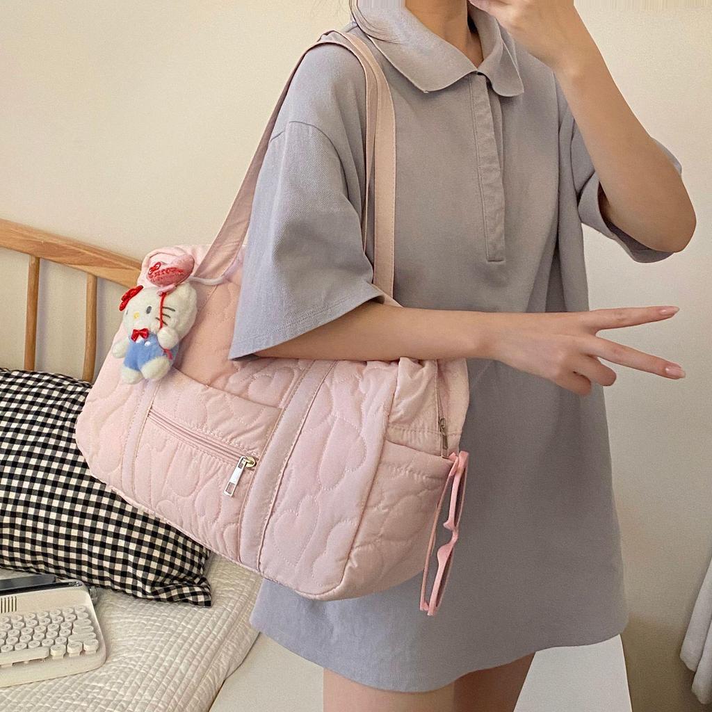 Lehká cestovní taška pro maminky ve tvaru srdce, velkokapacitní crossbody taška přes rameno s průvlekem na držadlo kufru.