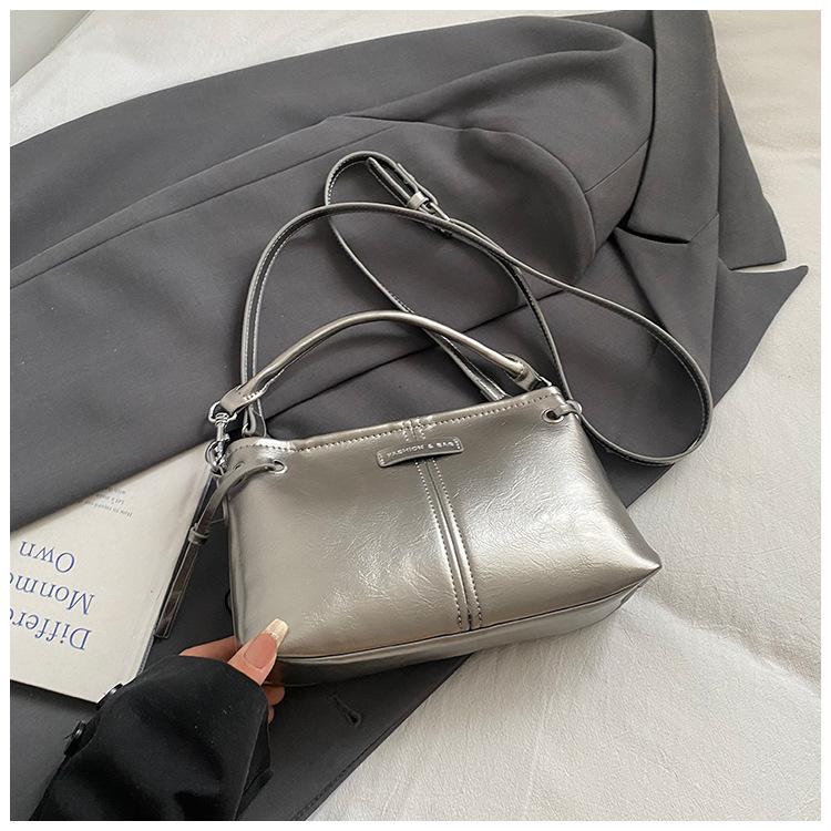 

Premium sense niche handbag women s bag 2025 new retro large-capacity commuter bag oil wax leather super fire messenger bag