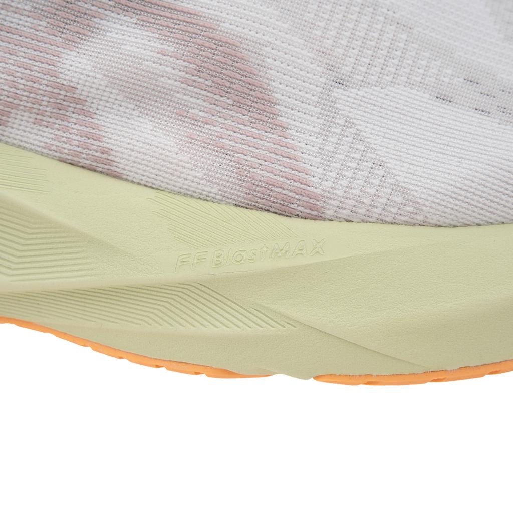 Asics Baskets Novablast 5 2E Large Blanc Fauve Homme 1011B975-101