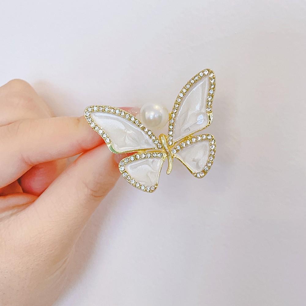 

Элегантная брошь-бабочка — универсальное ювелирное изделие из сплава с бриллиантовыми акцентами, идеально подходит для корсажа одежды и аксессуаров, защищающих от воздействия внешней среды