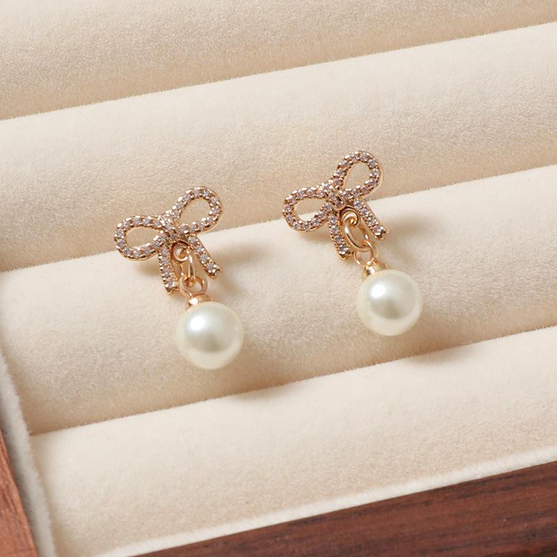 Cercei tip zircon elegant și versatili cu arc și perle pentru femei