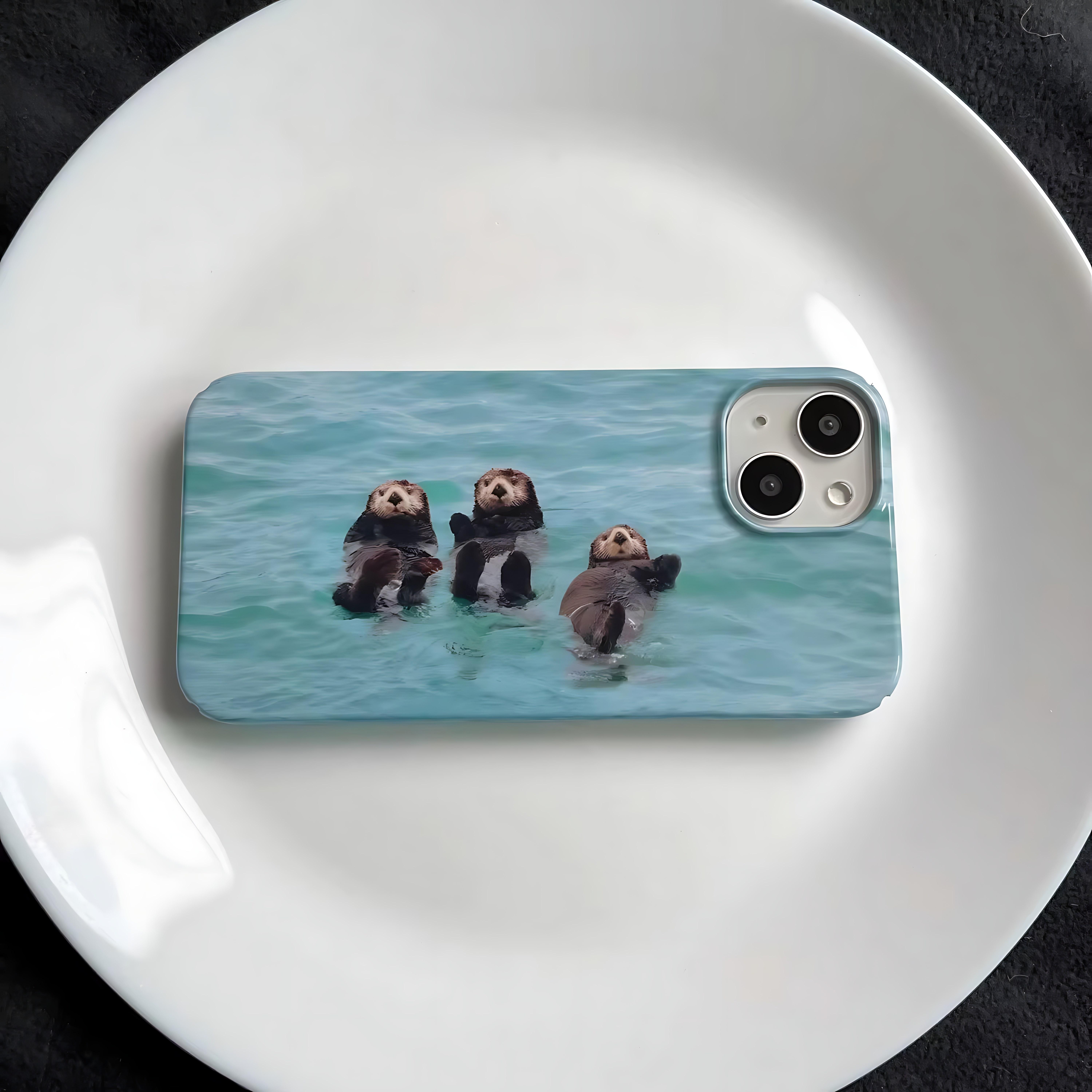 

Милый Чехол для Телефона с Тремя Морскими Выдрами для iPhone 17 16 15 14 13 12 11 Air Pro Max XS XR XSMax 7 8 Plus Глянцевая Пленка Жесткая PC Крышка iPhone 11