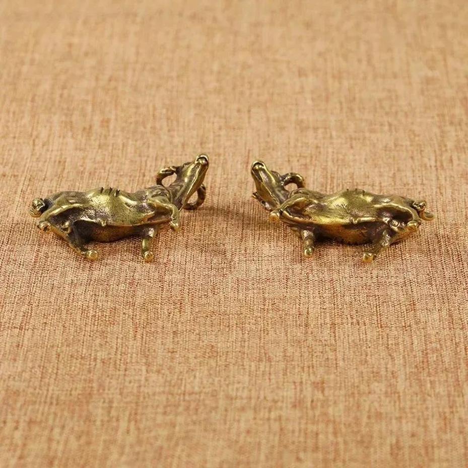 1 Paar reines Kupfer X Tierkreiszeichen Ochse Kleine Ornamente Schreibtischornamente Verdreht und schüchtern, um das Ochsenornament zu begrüßen