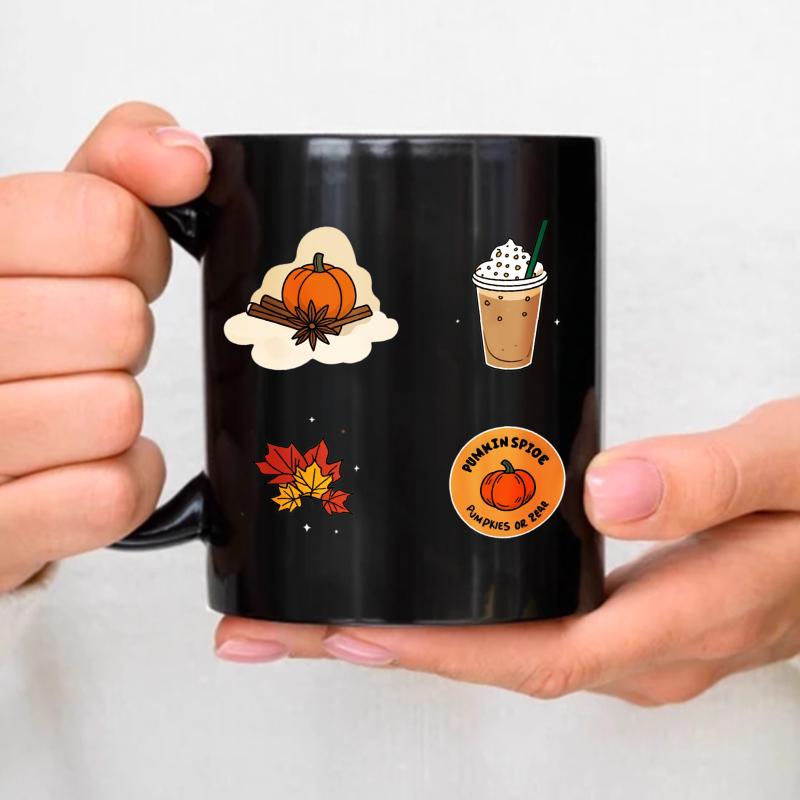 Black ceramic mug with pumpkin spice latte and autumn leaf design for autumn coffee lovers чёрный