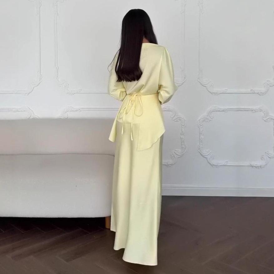 2025 Осінній Жіночий Атласний Комплект з Довгої Спідниці на Одне Плече з Зав'язкою на Талії