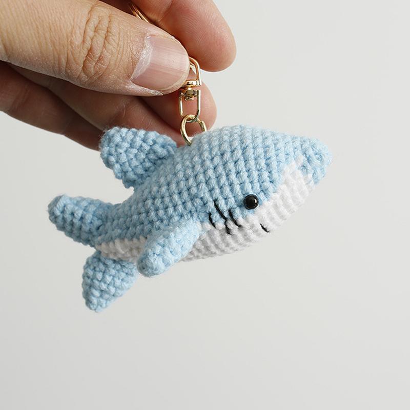 מחזיקי מפתחות קמע כריש חמודים מיני מצוירים מחזיק מפתחות לרכב סרוג ביד תליון יפה ויצירתי לתיק גב תיק יד קישוט מתנות