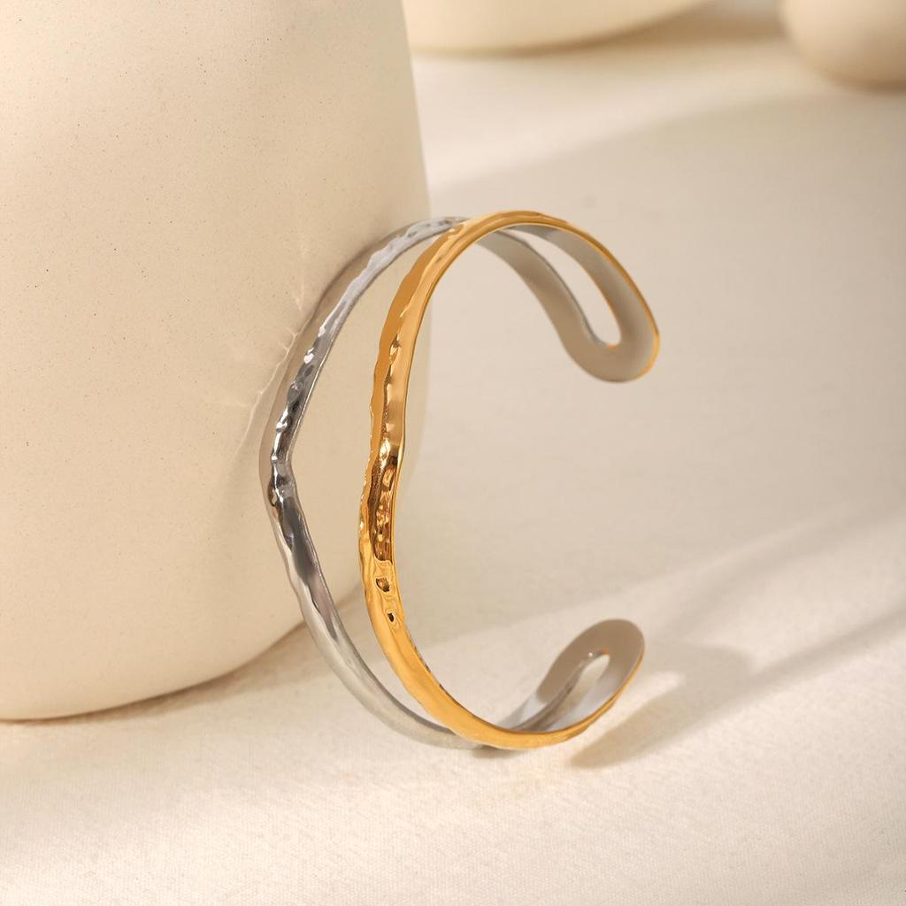 Europäischer und Amerikanischer Stil Gehämmertes Gold/Silber Offener Edelstahl Armreif – Vielseitiges Hohldesign für Damen