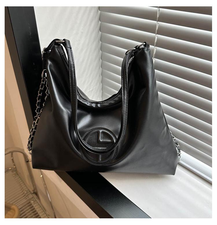 

Однотонный персонализированный трендовый простой большой емкости рюкзак-тоут на одно плечо с цепочкой, сумка подмышкой чёрный