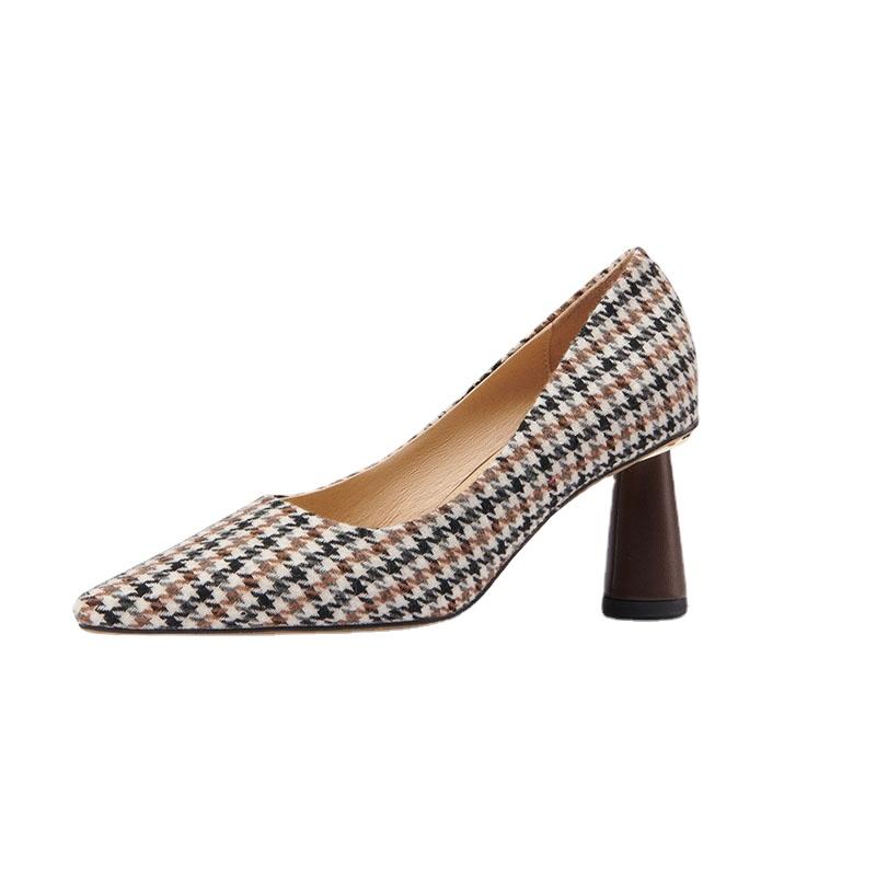 

Классические цветные туфли на высоком каблуке 2024 года, весна, новая мода, стиль Xiaoxiang, заостренные толстые каблуки, неглубокие одинарные туфли для женщин 39