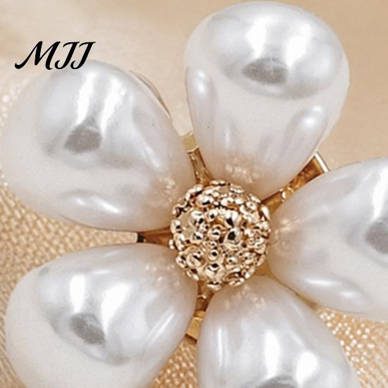 Decorative Brooch Hollow Flower Shape with Faux Pearls, Anti-exposure Small Pin, Long-lasting Electroplating Process Versatile Badge for Coats Shirts