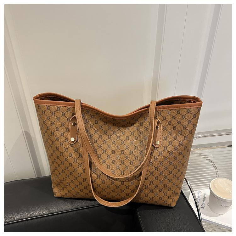 Light Luxury Temperament and Personalized Commuting Hand Tote Bag New Beautiful Niche Design Trendy One-shoulder Armpit Bag