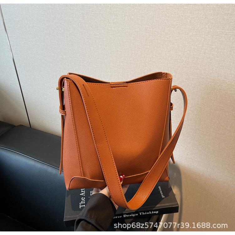 This Year's Popular Bag Bucket Bag Women's 2025 New Commuter Fashion Shoulder Bag Retro Versatile Casual Messenger Bag