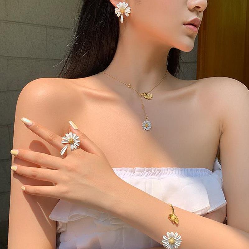New Spring White Enamel Daisy Flower Vintage Elegant Simple Opening Rings for Women Zircon Party Gifts