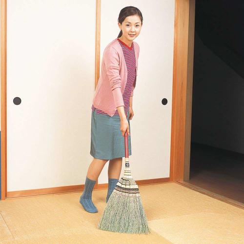 Azuma Industries Takumi Broom, Short Handle, Handwoven Tatami Broom Made with Broom Grass, Utilizing the Quality of the Material for a Comfortable Swe