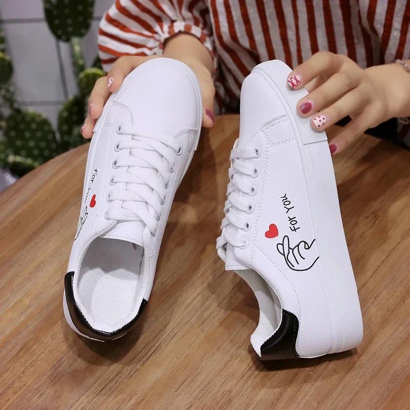 Zapatos blancos pequeños para mujer, zapatos de cuero transpirables en forma de corazón a la moda, zapatos informales planos