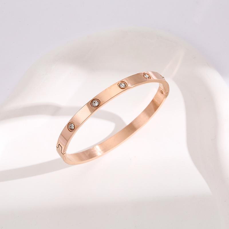 Trendiger goldener Kaja Vintage Armreif mit Diamanten – Schlichtes & stilvolles Damenarmband