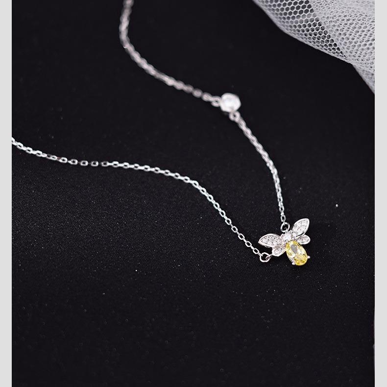 

Жіноче намисто з підвіскою «Маленька бджілка» Новий тренд Дизайн ланцюжка з ключицею Почуття темпераменту Вишуканий ювелірний подарунок 38+4cm срібний