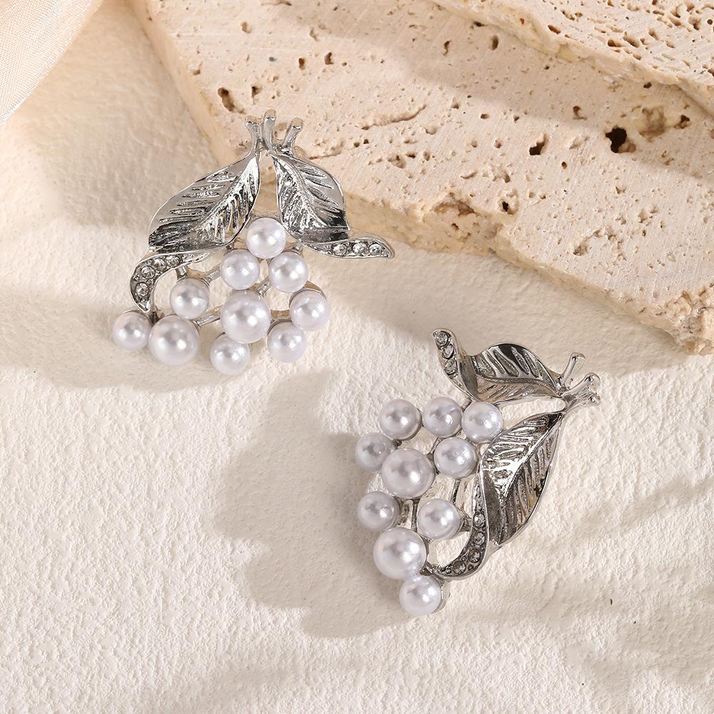 French Retro Leaf Grape Pearl Earrings Women'S High Sense Light Luxury Niche Earrings Fashion Creative Earrings