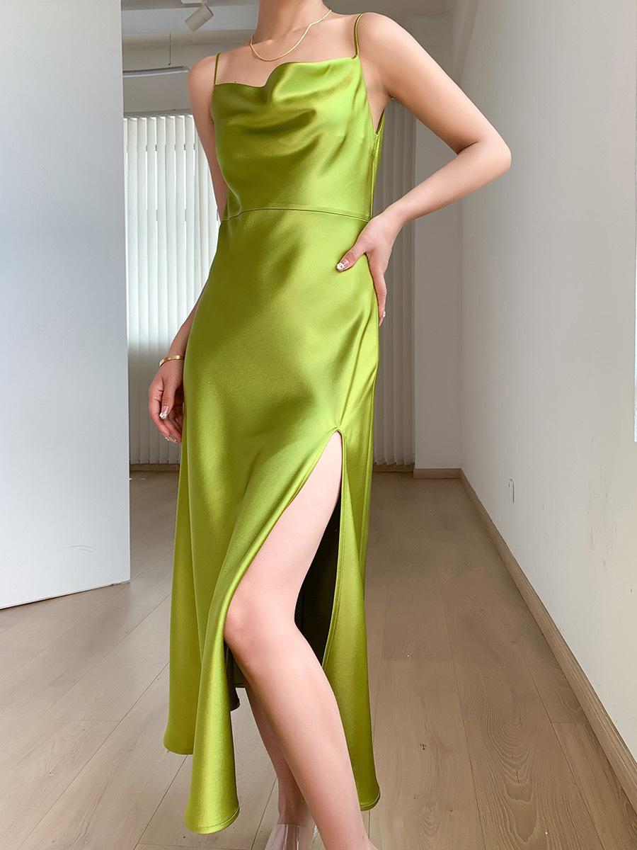 

2024 Атласное платье с вырезом-водопадом на тонких бретелях и разрезом S зелёный/ваниль
