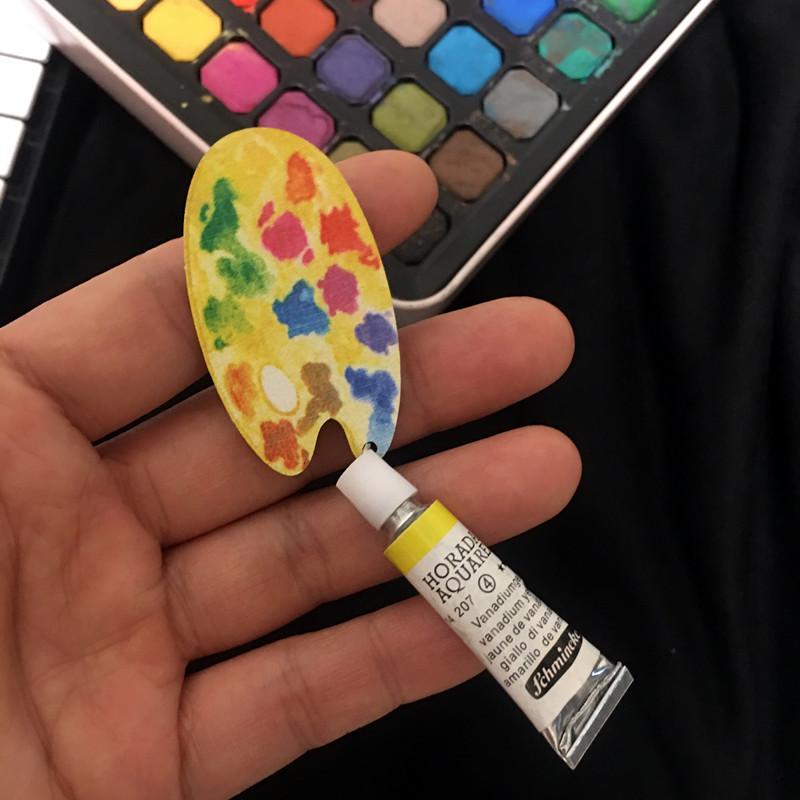 

Художественная брошь в виде палитры акварельных красок — забавный аксессуар ручной работы для студентов