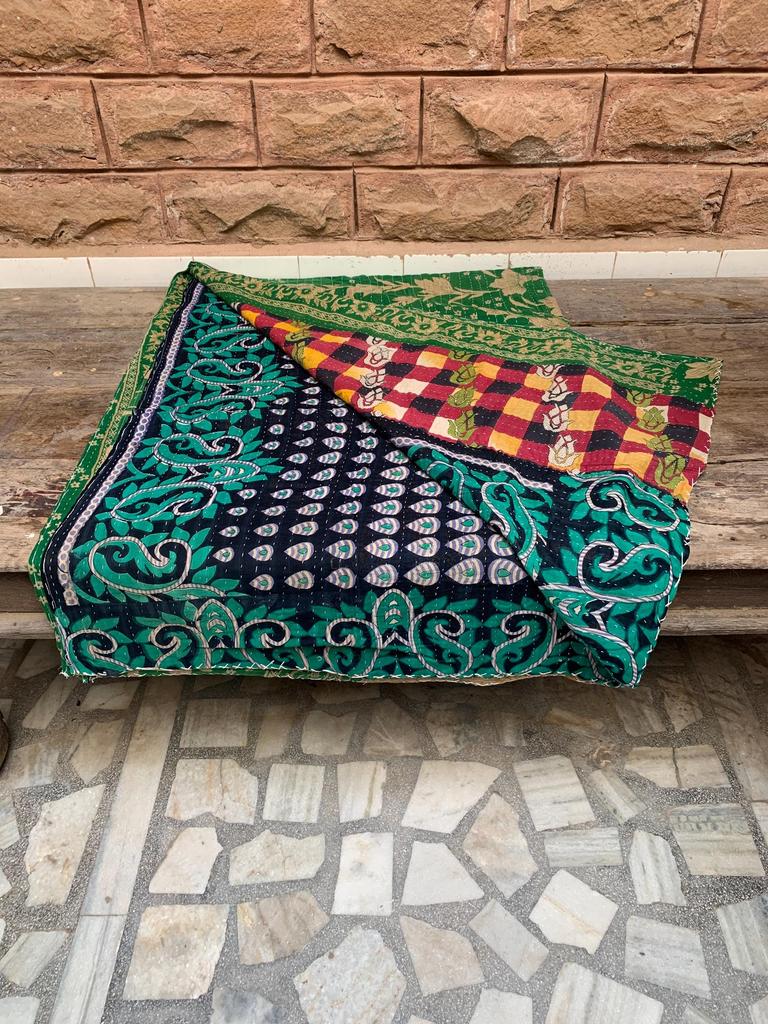 Vintage Kantha Quilt: Handgenähte florale Baumwoll-Überwurfdecke