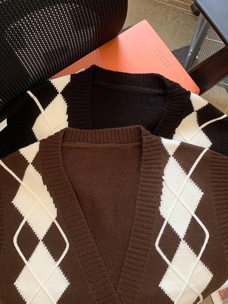 Women's Plus Size V-Neck Argyle Knitted Cardigan Vest: Early Autumn Loose Fit, Button-Up, Slimming Design
