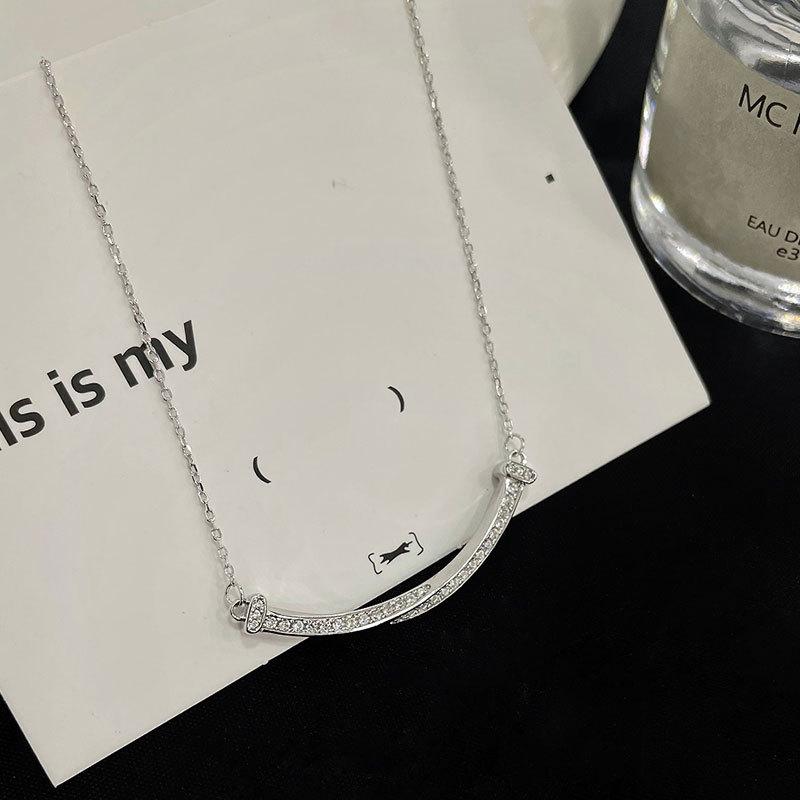 

Ожерелье с бриллиантовой улыбкой, простой и изысканный темперамент, цепочка на ключицу, легкая роскошь, ощущение высокого класса, нишевый дизайн