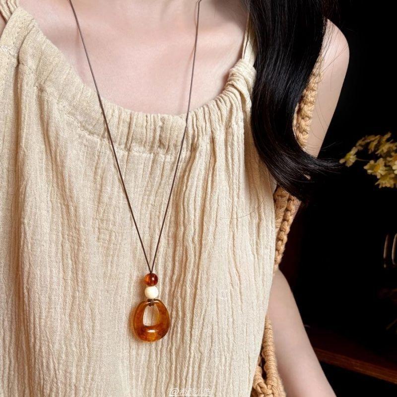 Retro Round Resin Necklace: Versatile, Fashionable High-End Clavicle Chain for Women